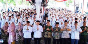 Pj Bupati Muba H Sandi Fahlepi didampingi Sekda Musi Banyuasin H Apriyadi dan Kakan Kemenag Muba Muhammad Makki melepas jemaah haji, Jumat (10/5/2024). Foto: Kominfo Muba.