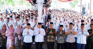 Pj Bupati Muba H Sandi Fahlepi didampingi Sekda Musi Banyuasin H Apriyadi dan Kakan Kemenag Muba Muhammad Makki melepas jemaah haji, Jumat (10/5/2024). Foto: Kominfo Muba.