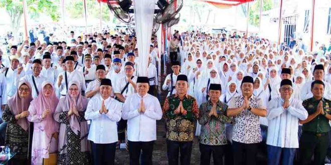 Pj Bupati Muba H Sandi Fahlepi didampingi Sekda Musi Banyuasin H Apriyadi dan Kakan Kemenag Muba Muhammad Makki melepas jemaah haji, Jumat (10/5/2024). Foto: Kominfo Muba.