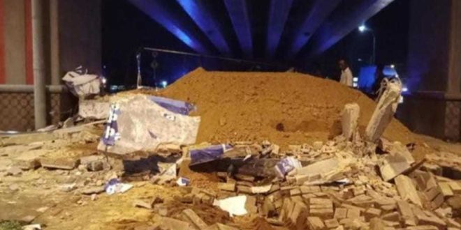 Pos Gatur Lantas Nilakandi, Palembang hancur ditabrak dum truk. Foto: Dok Polisi.