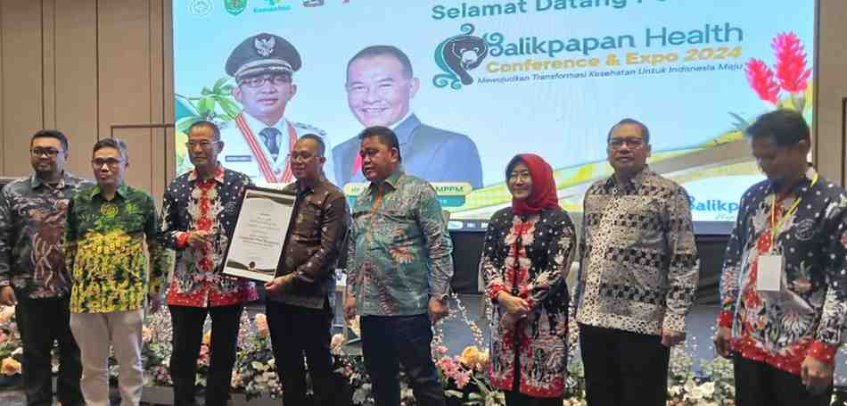 Kabid P2P Dinas Kesehatan Muba, Ucu Arunsang SKM MKes saat menerima penghargaan dari Asosiasi Dinas Kesehatan di Balik Papan. Foto: Dok Dinas Kesehatan MUba.