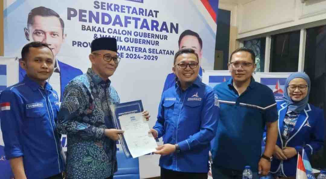 Bacagub Sumsel, Heri Amalindo mengambil formulir pendafaran Cagub di Partai Demokrat Sumsel. Foto: Sumselheadline/Fer.