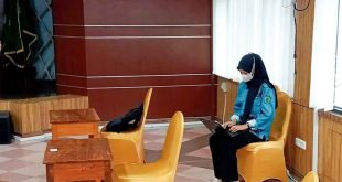 Salah satu peserta memanfaatkan fasilitas wife di kawasan MTQ Muba. Foto: Kominfo Muba.