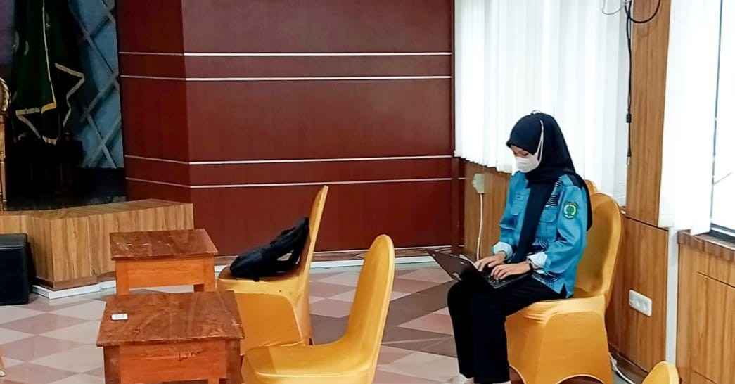 Salah satu peserta memanfaatkan fasilitas wife di kawasan MTQ Muba. Foto: Kominfo Muba.