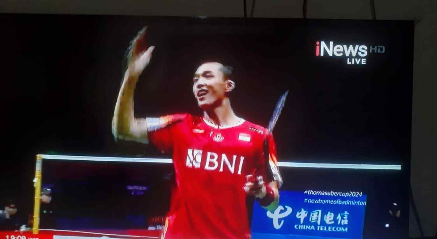 Jojo melakukan selebrasi usai menang melawan tunggal kedua Taiwan, Sabtu (4/5/2024). Foto: screenshot inews tv.