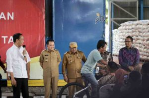 Pj Gubernur Sumsel, AGus Fatoni mendampingi Prediden Joko Widodo tinjau gudang Bulog Kota Lubuklinggau, Kamis (30/5/2024). Foto: Humas Pemprov Sumsel.