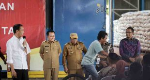 Pj Gubernur Sumsel, AGus Fatoni mendampingi Prediden Joko Widodo tinjau gudang Bulog Kota Lubuklinggau, Kamis (30/5/2024). Foto: Humas Pemprov Sumsel.