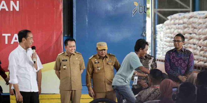 Pj Gubernur Sumsel, AGus Fatoni mendampingi Prediden Joko Widodo tinjau gudang Bulog Kota Lubuklinggau, Kamis (30/5/2024). Foto: Humas Pemprov Sumsel.