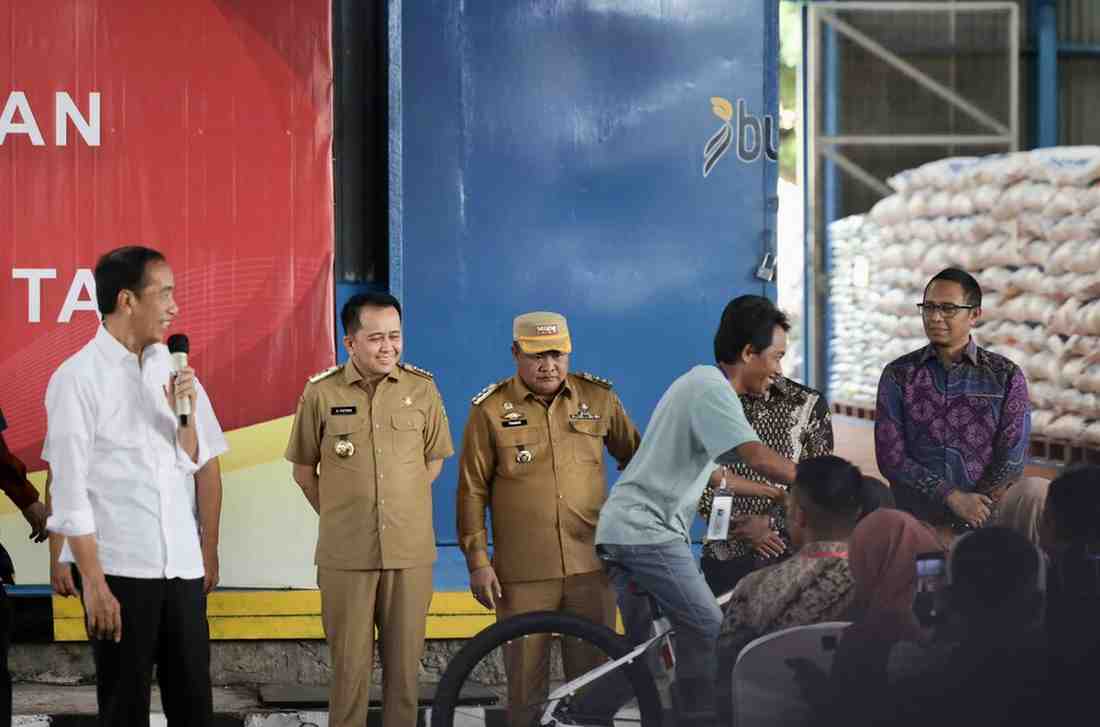 Pj Gubernur Sumsel, AGus Fatoni mendampingi Prediden Joko Widodo tinjau gudang Bulog Kota Lubuklinggau, Kamis (30/5/2024). Foto: Humas Pemprov Sumsel.