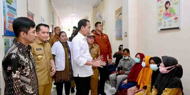 Presiden Joko Widodo didampingi Pj Gubernur Sumsel, Agus Fatoni saat meninjau RSUD dr Sobirin, Musi Rawas, Kamis (30/5/2024). Foto: Humas Pemprov Sumsel.
