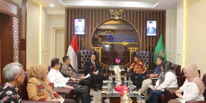 Pj Gubernur Sumsel, Agus Fatoni saat menerima Ketua Kadin Sumsel Affandi Udji dan jajaran di Kantor Gubernur Sumsel, Palembang, Sumatera Selatan, Kamis (2/5/2024). Foto: Humas Pemprov Sumsel.
