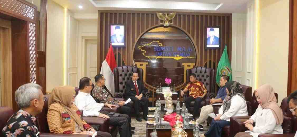 Pj Gubernur Sumsel, Agus Fatoni saat menerima Ketua Kadin Sumsel Affandi Udji dan jajaran di Kantor Gubernur Sumsel, Palembang, Sumatera Selatan, Kamis (2/5/2024). Foto: Humas Pemprov Sumsel.