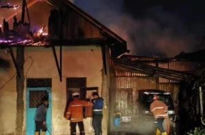 Pabrik kecap di Talang Keramat, Banyuasin, terbakar, Minggu (26/5/2024). Foto: screenshot medsos.