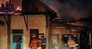 Pabrik kecap di Talang Keramat, Banyuasin, terbakar, Minggu (26/5/2024). Foto: screenshot medsos.
