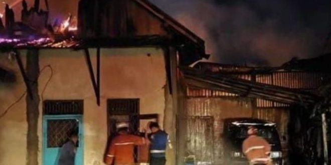 Pabrik kecap di Talang Keramat, Banyuasin, terbakar, Minggu (26/5/2024). Foto: screenshot medsos.