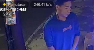 Seorang pria tunjukkan alat kelaminnya saat isi salso di Kertapti, Palembang, Minggu (26/5/2024). Foto: screenshot CCTV.