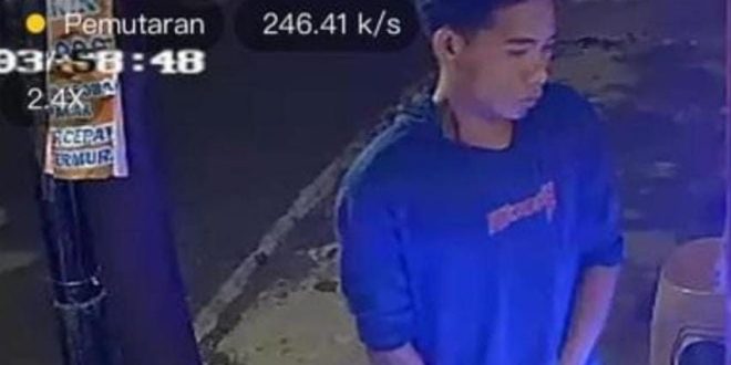 Seorang pria tunjukkan alat kelaminnya saat isi salso di Kertapti, Palembang, Minggu (26/5/2024). Foto: screenshot CCTV.