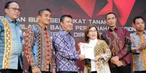 Pemberian penghargaan kinerja dan kontribusi stakeholders dari Polda Sumsel dan Badan Pertanahan Nasional (BPN). Foto: Dok PT KAI.