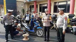 Para pemilik kendaraan menghancurkan knalpot berong milik nya sendiri di Polrestabes Palembang, Jumat (31/5/2024). Foto: Sumselheadline/Ela.