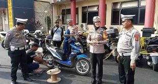 Para pemilik kendaraan menghancurkan knalpot berong milik nya sendiri di Polrestabes Palembang, Jumat (31/5/2024). Foto: Sumselheadline/Ela.