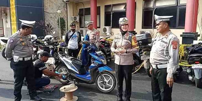 Para pemilik kendaraan menghancurkan knalpot berong milik nya sendiri di Polrestabes Palembang, Jumat (31/5/2024). Foto: Sumselheadline/Ela.