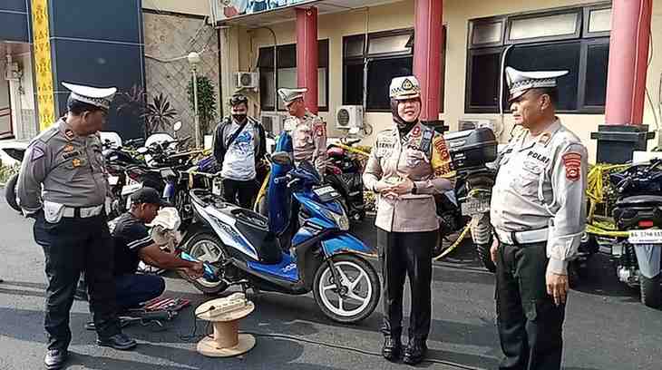 Para pemilik kendaraan menghancurkan knalpot berong milik nya sendiri di Polrestabes Palembang, Jumat (31/5/2024). Foto: Sumselheadline/Ela.