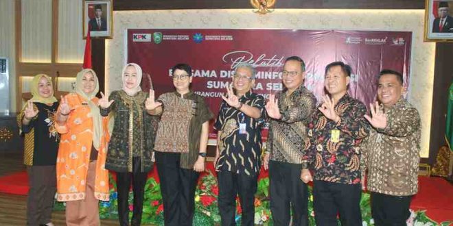 Kepala Dinkominfo Muba Herryandi Sinulingga AP dan sejumlha Kadis Kominfo se-Sumsel ikut pelatihan dengam tema, "Membangun Narasi dengan Konten Kreatif" di Swarna Dwipa, Palembang, Kamis (30/5/2024). Foto: Kominfo Muba.
