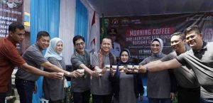 Pj Gubernur Sumsel, Agus Fatoni bersam Ketua Kamar Dagang dan Industri (Kadin) Indonesia Arsjad Rasjid melaunching Kopi Sumsel, Minggu (12/5/2024). Foto: Humas Pemprov Sumsel.
