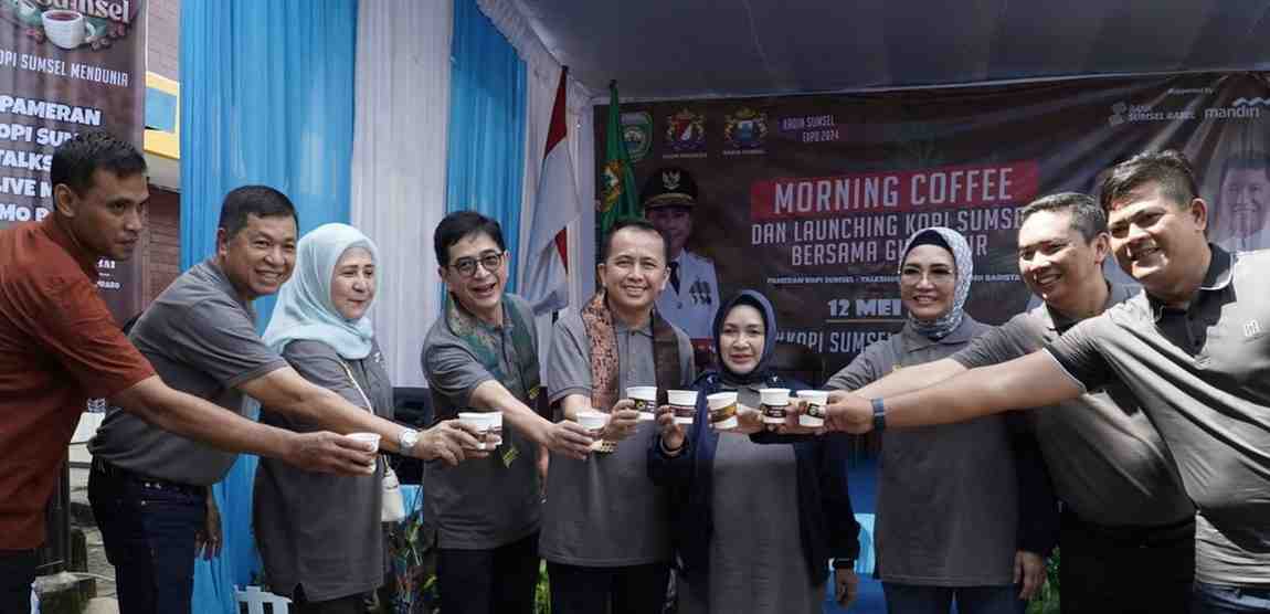 Pj Gubernur Sumsel, Agus Fatoni bersam Ketua Kamar Dagang dan Industri (Kadin) Indonesia Arsjad Rasjid melaunching Kopi Sumsel, Minggu (12/5/2024). Foto: Humas Pemprov Sumsel.