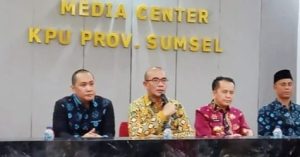 Ketua KPU RI, Hasyim Asy’ari, dan Penjabat (Pj) Gubernur Sumsel Dr Drs Agus Fatoni MSi, serta komisinoer KPUD Sumsel, Minggu (5/5/2024). Foto: Humas Pemprov Sumsel.