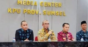 Ketua KPU RI, Hasyim Asy’ari, dan Penjabat (Pj) Gubernur Sumsel Dr Drs Agus Fatoni MSi, serta komisinoer KPUD Sumsel, Minggu (5/5/2024). Foto: Humas Pemprov Sumsel.