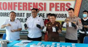 Timsus Ditres Narkoba Polda Sumsel meringkus dua orang kurir Narkoba dengan barang bukti belasan ribu butir pil ekstasi di tempat dan waktu yang berbeda, Rabu (29/5/2024). Foto: Sumselheadline/Ela.