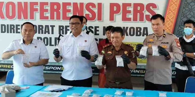 Timsus Ditres Narkoba Polda Sumsel meringkus dua orang kurir Narkoba dengan barang bukti belasan ribu butir pil ekstasi di tempat dan waktu yang berbeda, Rabu (29/5/2024). Foto: Sumselheadline/Ela.