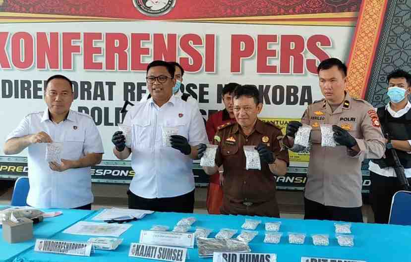 Timsus Ditres Narkoba Polda Sumsel meringkus dua orang kurir Narkoba dengan barang bukti belasan ribu butir pil ekstasi di tempat dan waktu yang berbeda, Rabu (29/5/2024). Foto: Sumselheadline/Ela.