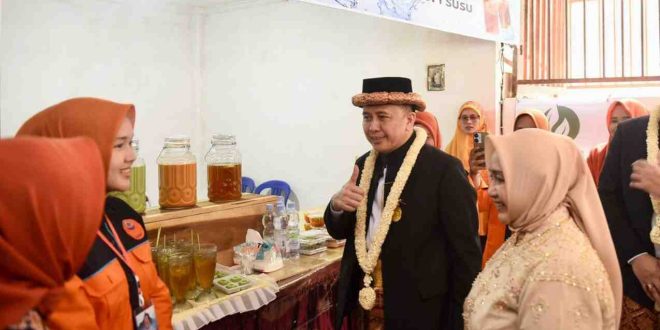 Penjabat (Pj) Gubernur Sumatera Selatan (Sumsel) Agus Fatoni dan Pj Ketua Tim Penggerak (TP)  Pemberdayaan Kesejahteraan Keluarga (TP PKK) Sumsel Tyas Fatoni meresmikan sentra oleh-oleh dan kuliner UMKM Tepian Ayek Lematang yang berlokasi di Kabupaten Lahat, Senin (20/5/2024).. Foto: Humas Pemprov Sumsel.