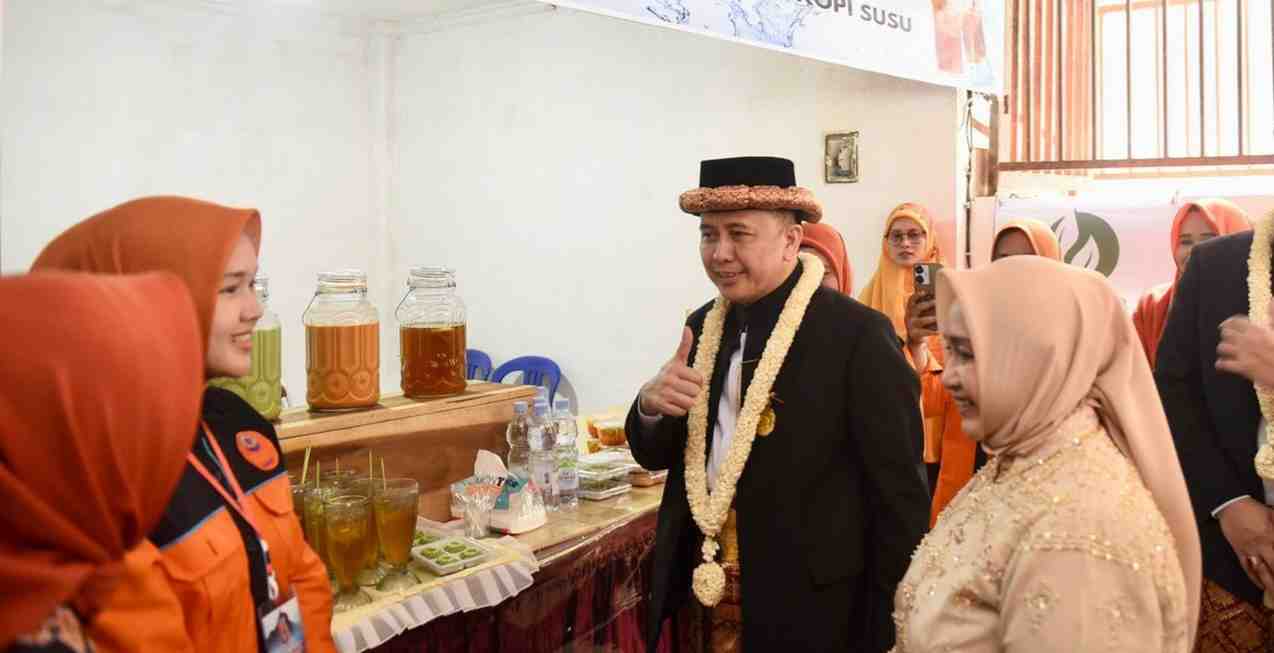 Penjabat (Pj) Gubernur Sumatera Selatan (Sumsel) Agus Fatoni dan Pj Ketua Tim Penggerak (TP)  Pemberdayaan Kesejahteraan Keluarga (TP PKK) Sumsel Tyas Fatoni meresmikan sentra oleh-oleh dan kuliner UMKM Tepian Ayek Lematang yang berlokasi di Kabupaten Lahat, Senin (20/5/2024).. Foto: Humas Pemprov Sumsel.
