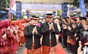 Pj Gubernur Sumsel, Agus Fatoni disambut saat hadir di HUT Kabupaten Lahat, Senin (20/5/2024). Foto: Humas Pemprov Sumsel.