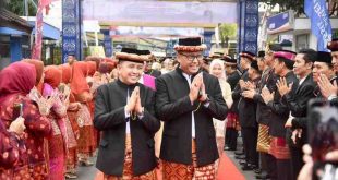 Pj Gubernur Sumsel, Agus Fatoni disambut saat hadir di HUT Kabupaten Lahat, Senin (20/5/2024). Foto: Humas Pemprov Sumsel.