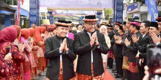 Pj Gubernur Sumsel, Agus Fatoni disambut saat hadir di HUT Kabupaten Lahat, Senin (20/5/2024). Foto: Humas Pemprov Sumsel.