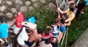 Warga beramai-ramai mengevakuasi para korban kecelakaan maut di Desa Lubuk Muda, Muara Kelingi, Mura, Kamis (23/5/2024). Foto: screenshot video warga.