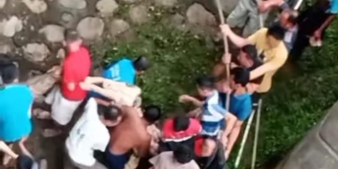Warga beramai-ramai mengevakuasi para korban kecelakaan maut di Desa Lubuk Muda, Muara Kelingi, Mura, Kamis (23/5/2024). Foto: screenshot video warga.