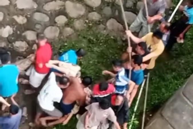 Warga beramai-ramai mengevakuasi para korban kecelakaan maut di Desa Lubuk Muda, Muara Kelingi, Mura, Kamis (23/5/2024). Foto: screenshot video warga.