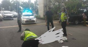 Polantas melakukan olah TKP atas lakalantas yang menewaskan ibu dan anak, Minggu (26/5/2024). Foto: Sumselheadline/Ela.