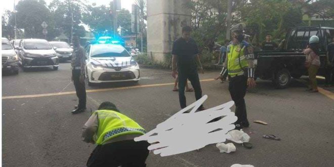 Polantas melakukan olah TKP atas lakalantas yang menewaskan ibu dan anak, Minggu (26/5/2024). Foto: Sumselheadline/Ela.
