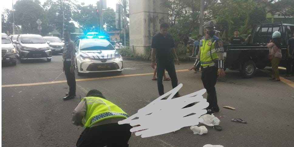 Polantas melakukan olah TKP atas lakalantas yang menewaskan ibu dan anak, Minggu (26/5/2024). Foto: Sumselheadline/Ela.