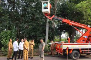 Pj Walikota Palembang, Ratu Dewa melihat langsung pemasangan lampu jalan di kawasan Gandus, Senin (27/5/2024). Foto: Sumselheadline/Pitria.