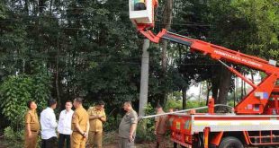 Pj Walikota Palembang, Ratu Dewa melihat langsung pemasangan lampu jalan di kawasan Gandus, Senin (27/5/2024). Foto: Sumselheadline/Pitria.