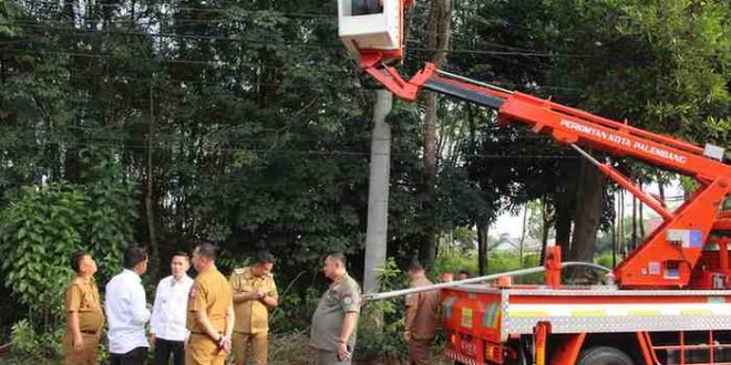 Pj Walikota Palembang, Ratu Dewa melihat langsung pemasangan lampu jalan di kawasan Gandus, Senin (27/5/2024). Foto: Sumselheadline/Pitria.