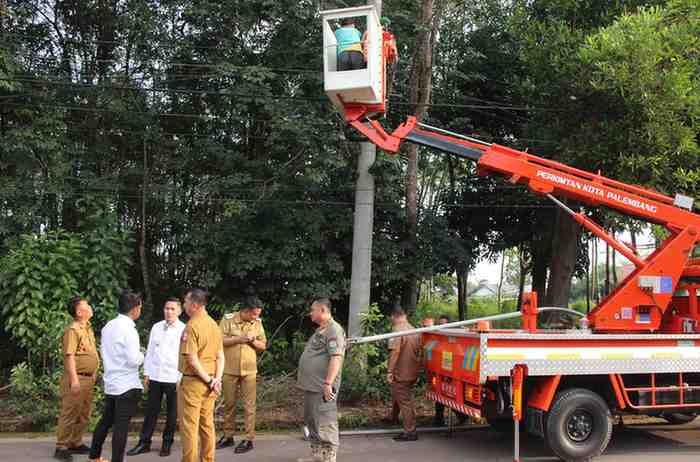 Pj Walikota Palembang, Ratu Dewa melihat langsung pemasangan lampu jalan di kawasan Gandus, Senin (27/5/2024). Foto: Sumselheadline/Pitria.