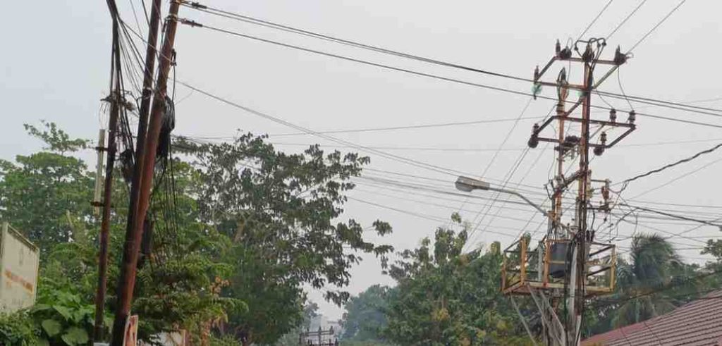 Salah satu titik lampu jalan di Dwikora Palembang yang mati, Jumat (10/5/2024). Foto: Sumselheadline/Pitria.